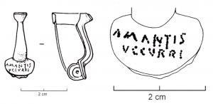 FIB-41814 - Fibule en genoubronzeTPQ : 140 - TAQ : 200Fibule en genou (all. 'Kniefibel') à arc fortement arrondi à la tête, ressort monté sur plaquette et protégé par une plaque semi-circulaire lisse, porte-ardillon haut et étroit. 
