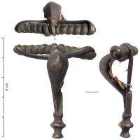 FIB-4682 - Fibule type Böhme 36bronzeFibule à arc renflé en forme de goutte, de section triangulaire plate; ressort long à corde enroulée autour de l'arc; pied rectiligne terminé par un bouton mouluré; porte-ardillon en gouttière.