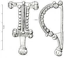 FIB-4765 - Fibule de type IturissabronzeVariante (type Iturissa) de la fibule d'Aucissa, comportant un arc surchargé d'éléments rapportés : une tige guillochée médiane, fixée par deux globules aux extrémités, et des globules de chaque côté, en rangs serrés; entre l'arc et le pied, une plaque quadrangulaire rappelle la plaque de tête, l'une et l'autre sont ornées de quatre boutons rapportés dans les angles.; la charnière martelée est retournée vers l'extérieur, le pied comporte un bouton terminal rapporté et mouluré.