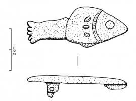 FIB-4823 - Fibule zoomorphe : poissonbronzeFibule plate en forme de poisson schématisé, dont les détails (œil, branchies, écailles du corps) sont indiqués par de petites loges émaillées.