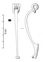 FIB-4961 - Fibule de type GoricabronzeFibule à arc de section rectangulaire (plate ou massive) ou ovale, ressort à quatre spires et corde interne. Le porte-ardillon est de forme trapézoïdale, plein ou percé d'un trou.
