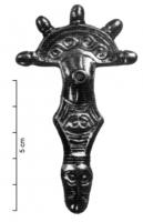 FIB-5153 - Fibule digitée type DouaibronzeTPQ : 475 - TAQ : 510Fibule à tête semi-circulaire, accostée sur le pourtour de trois, quatre ou cinq protubérances ; décor géométrique excisé sur la tête et sur la partie supérieure pied, de forme losangique, à laquelle succède une extrémité en forme de tête animale (serpent) ; arc cannelé, de section arrondie, orné de cannulures ou d'une ligne de petits cercles niellés; ressort en fer monté sur axe entre deux plaquettes coulées au revers de la tête.