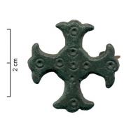 FIB-6050 - Fibule cruciformebronzeTPQ : 750 - TAQ : 950Fibule en forme de croix pattée, s'organisant autour d'une plaque centrale circulaire; décor d'ocelles.