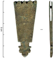FRT-9006 - Ferret de ceinturebronzeFerret plat réalisé en 3 feuilles de bronze rivetées ménageant, en partie supérieure, une fente pour la fixation grâce à un rivet ;  bord dentelé en haut et lest en forme de palmette.