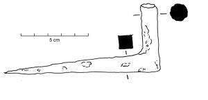 GND-4001 - Gond, partie mâleferGond de porte : partie massive fixée dans le montant, sous la forme d'un axe vertical, de section ronde, prolongé par un crampon perpendiculaire, à extrémité effilée.