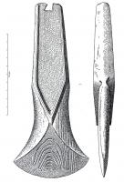 HCH-1094 - Hache à talon à butée anguleusebronzeHache à talon à butée anguleuse, en général à lame étroite, ornée d'une arête ou d'une nervure médiane au départ de la lame. 