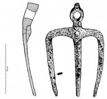 HOU-3002 - Houe à 3 dentsferHoue à trois dents : la partie centrale se prolonge par un œil servant à l'emmanchement ; les deux dents externes reliées par une barre perpendiculaires sont solidement rivetées au centre.
