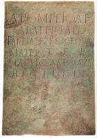 INS-4004 - Inscription funérairebronzeTPQ : 1 - TAQ : 300Inscription funéraire, destinée à une exposition publique.