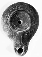 LMP-4089 - Lampe syro-palestinienneterre cuiteLampe à bec en ogive à volutes; disque nu; épaule ornée de feuilles laurier; sur le bec, une fleur à 3 pétales. 