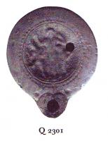 LMP-41007 - Lampe Loeschcke VIII Dionysosterre cuiteLampe ronde à petit bec rond.  Médaillon décoré de Dionysos accompagné de Pan et d'un Satyre.