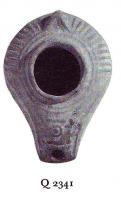 LMP-41033 - Lampe ovale terre cuiteLampe ovale avec bec rectangulaire, orné de cercles et de points en relief. Rayons en relief décorant l'épaule.