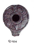LMP-41046 - Lampe Loeschcke I, variante syro-palmyrénienne inscriteterre cuiteLampe ronde à bec allongé. Epaule décorée d'une inscription en palmyrénien dédiée à Abigbol et Malakbêl.