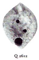 LMP-41132 - Lampe Loeschcke VIII Croix terre cuiteLampe ronde court bec. Points en relief sur l'épaule. Médaillon orné d'une croix.