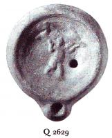 LMP-41149 - Lampe Loeschcke VIII : Eros et dauphin terre cuiteLampe ronde à bec rond . Médaillon orné d'un Eros portant un dauphin.