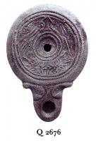 LMP-41179 - Lampe Loeschcke IV : Couronne d'acantheterre cuiteLampe ronde à bec à volutes avec terminaison en ogive. Médaillon décoré d'une couronne d'acanthe.