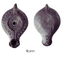 LMP-41386 - Lampe Loeschcke VIII terre cuiteLampe à bec long. Médaillon décoré de cercles concentriques, épaule décorée de points en relief. Petit canal de bec.