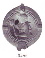 LMP-41417 - Lampe Loeschcke VIII Satyre terre cuiteLampe ronde à bec rond défini par deux traits obliques. Médaillon décoré d'une demi-figure de jeune satyre tenant thyrse et flûte. Deux tenons en bas relief sur l'épaule, décorée de demi-oves.