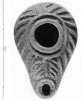 LMP-4173 - Lampe syro-palestinienne tardive (type pantoufle)terre cuiteLampe pantoufle avec décorations à rayons sur l'épaule. Au-dessus du bec, un motif en forme de menorah. Bec entouré d'un cercle en relief.