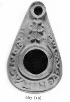 LMP-4174 - Lampe syro-palestinienne tardive (type pantoufle)terre cuiteLampe pantoufle avec inscription grecque sur l'épaule. Au-dessus du bec, croix cléchée. Bec entouré d'un cercle en relief.