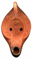 LMP-41779 - Lampe Hayes I : Buste masculinterre cuiteLampe piriforme, à anse verticale et bec étiré; bordure d'esses encadrant un médaillon moulé, figurant un buste masculin à droite; au revers, fond circulaire en bourrelet annulaire. Engobe rouge brique.