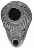 LMP-4178 - Lampe syro-palestinienne tardive (type pantoufle)terre cuiteLampe pantoufle avec rayons sur l'épaule. Au-dessus du bec, un motif en forme de chandelier flanqué de buissons. Bec entouré d'un cercle en relief.