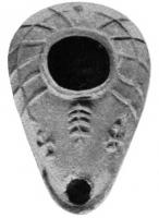 LMP-4179 - Lampe syro-palestinienne tardive (type pantoufle)terre cuiteLampe pantoufle avec rayons sur l'épaule. Au-dessus du bec, un motif en forme de menorah ainsi que deux croix. 