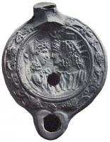 LMP-41945 - Lampe : Sarapis, Isisterre cuiteLampe à réflecteur, couronne de pampres sur le bandeau ; en médaillon, bustes de Sarapis et d'Isis, se faisant face.