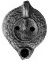 LMP-41948 - Lampe Loeschcke VIII : Sarapisterre cuiteTPQ : 60 - TAQ : 100Lampe à bec court , anse marquée d'un filet, épaule ornée d'une couronne végétale. Médaillon décoré d'un buste de Sarapis de face.