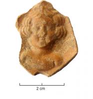 LMP-42137 - Médaillon : Erosterre cuiteTPQ : 1 - TAQ : 100Médaillon orné d'un buste d'Eros vue de face.