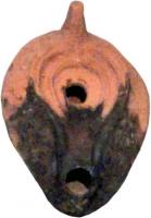 LMP-4288 - Lampe biconique à canalterre cuiteLampe de type pantoufle. Epaule décorée de motifs géométriques illisibles.  Bec intégré dans la lampe et surmonté d'un canal. Anse en tenon conique.  