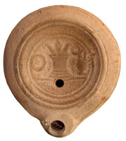 LMP-4384 - Lampe Loeschcke VIII Autelterre cuiteLampe à bec rond; disque orné d'un autel entouré d'une couronne et d'un vase. Argile beige, engobe perdue; base plate. 