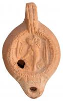 LMP-4418 - Lampe Loeschcke VIII tardive Aphrodite au bain (?)terre cuiteLampe à long bec rond. Disque décoré d'un personnage se lavant (Aphrodite au bain?). Argile beige clair, engobe orange; base plate.