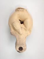 LMP-4507 - Lampe plastique : chien terre cuiteLampe ovale en forme de chien endormi et long bec arrondi. Anse perdue. Argile beige clair, engobe perdue.