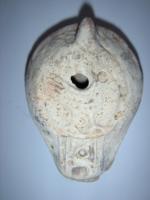 LMP-4564 - Lampe grenouille tardive Oiseauterre cuiteLampe ovoïdale. Disque décoré d'un oiseau vers la droite. Bec en rectangle saillant du réservoir. Argile grise, engobe beige.