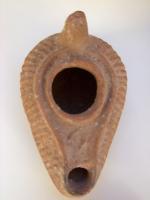 LMP-4642 - Lampe pantoufle byzantineterre cuiteLampe massive, ovoïde, à long bec à canal décoré d'un losange. Epaule décorée de traits en relief. Anse conique.