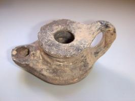 LMP-4655 - Lampe cruche byzantineterre cuiteLampe tournée, en forme de cruche à bec tubulaire et anse en ruban appliquée.