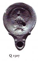 LMP-4742 - Lampe Loeschcke IV : Paonterre cuiteTPQ : 75 - TAQ : 125Lampe ronde à large bec en ogive à volutes. Médaillon décoré d'un paon de face sur une branche de myrthe.