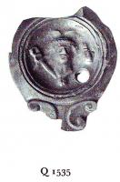 LMP-4764 - Lampe Loeschcke IV : Mercure et attributsterre cuiteTPQ : 50 - TAQ : 100Lampe ronde à large bec en ogive à volutes (fragment). Médaillon décoré du buste de Mercure avec à sa gauche le caducée ailé et à sa droite la bourse.