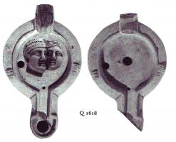 LMP-4789 - Lampe Loeschcke X Têtesterre cuiteLampe ronde de type Firmalampe avec bec à canal. Médaillon décoré de deux têtes (homme et femme). Deux tenons sur l'épaule.