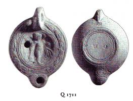 LMP-4807 - Lampe Loeschcke VIII Erosterre cuiteLampe ronde à bec rond cordiforme. Médaillon décoré d'un Eros marchant tenant boîte et lanterne, épaule ornée d'une couronne de myrthe. 