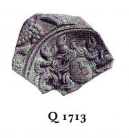 LMP-4809 - Lampe Loeschcke VIII Méduseterre cuiteFragment de lampe ronde à bec rond. Médaillon décoré de la tête de Méduse, épaule ornée de pampres et raisins. 