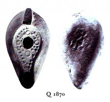 LMP-4843 - Lampe sicilienne tardiveterre cuiteLampe ovoïde à large bec à canal. Médaillon décoré de points et de cercles en relief, base décorée d'une croix inscrite dans un cercle.