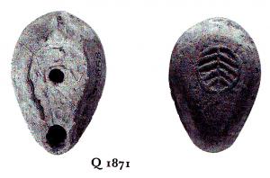 LMP-4844 - Lampe sicilienne tardiveterre cuiteLampe ovoïde à large bec à canal. Médaillon décoré de points en relief, base décorée d'une feuille de palme inscrite dans un cercle.