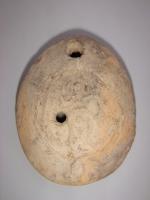 LMP-5107 - Lampe grenouille tardive Adamterre cuiteLampe ovoïdale. Disque décoré d'un personnage nu, de face: Adam? Bec incorporé dans le réservoir. Argile noisette, engobe beige.
