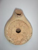 LMP-5114 - Lampe grenouille tardive Lionterre cuiteLampe ovoïdale. Disque décoré d'un lion vers la droite. Bec en goutte saillant du réservoir. Argile noisette, engobe beige.