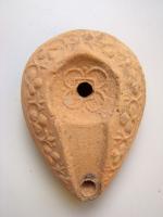 LMP-5141 - Lampe pantoufle byzantineterre cuiteLampe ovoïde à bec à canal incorporé. Epaule décorée d'entrelacs végétaux avec fruits, en relief. Médaillon décoré d'une rosette.