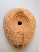 LMP-5142 - Lampe pantoufle byzantineterre cuiteLampe ovoïde à bec à canal - décoré d'un vase - incorporé. Epaule décorée d'entrelacs végétaux en relief. Petite anse conique à l'arrière.