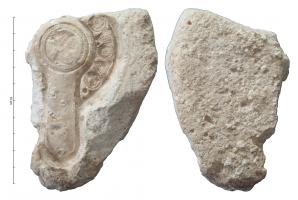 MOU-4032 - Moule : lampe de type Hayes II, buste de femmeplâtreFragment de la matrice supérieure d'un moule de plâtre pour la fabrication d'une lampe africaine de type Hayes II. Plâtre très fin pour le contact avec l'argile et plus grossier pour l'extérieur. Décor : buste de femme de profil à droite (dans le moule) dans un cercle finement palmé sur le disque.