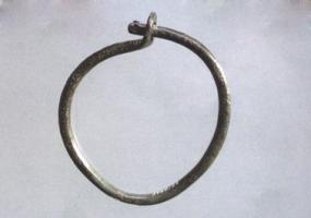MRS-4032 - Mors ad anellobronzeAnneau en fer à tige pleine, de section circulaire, deux extrémités ouvertes ; la fermeture est assurée par une extréité aplatie, repliée et perforée. Dans cette perforation vient s'insérer l'autre extrémité, parfois maintenue par un rivet.