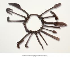 OMI-4008 - Outils miniaturesferSérie d'objets miniatures (outils agricoles, objets domestiques, etc.) enfilés sur un anneau fermé.